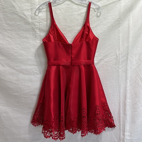 Short red dress - Picture 7 of 9